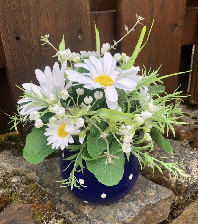 Květinová dekorace do bytu v modrém keramickém obalu